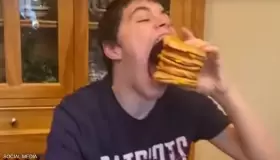 شاب يدخل موسوعة جينيس بسبب فمه الكبير: عرضه 10 سم