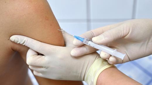 باحث في كامبيردج يبدأ تجارب لقاح كورونا بتقنية جديدة