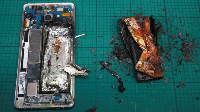 إصابة شقيقيين بسبب انفجار بطارية هاتف في وجههما بالهند