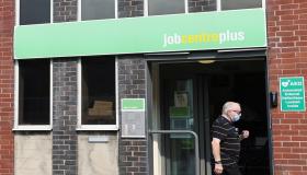 أعداد الموظفين في بريطانيا تقترب من مستوى ما قبل كورونا